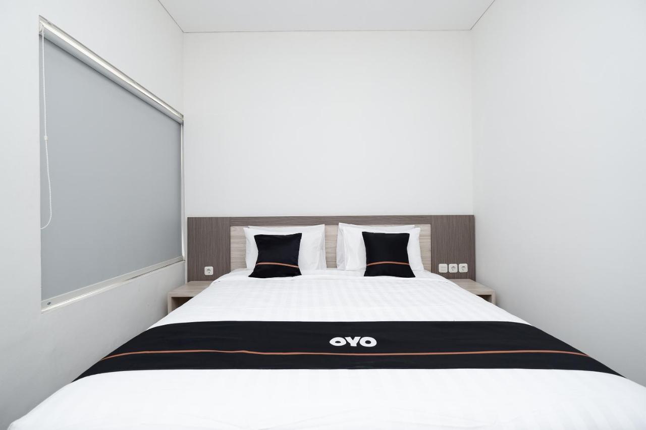 Oyo 2298 Jebres House Syariah Hotel Surakarta  Exterior photo