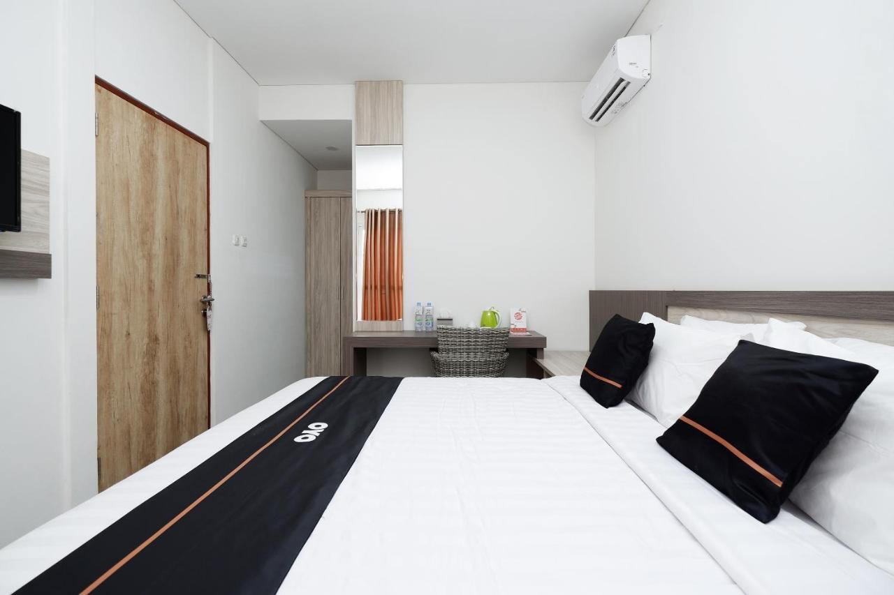 Oyo 2298 Jebres House Syariah Hotel Surakarta  Exterior photo