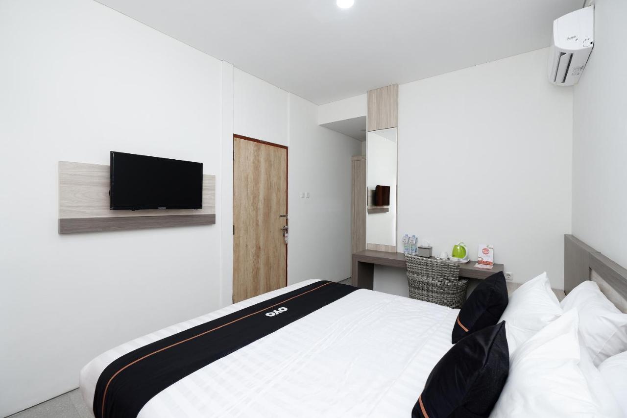 Oyo 2298 Jebres House Syariah Hotel Surakarta  Exterior photo